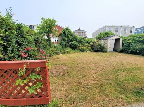 326 Beach 46th St, Far Rockaway NY  11691-1112 exterior