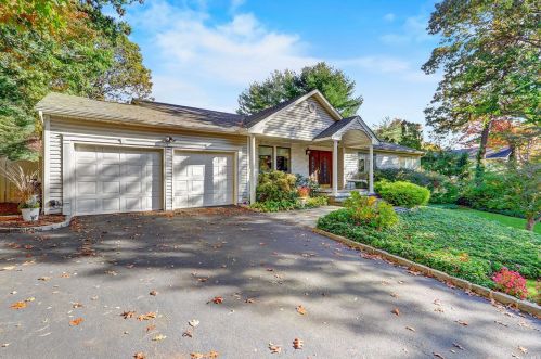 42 Stonehurst Ln, Huntington Station, NY 11746-7932