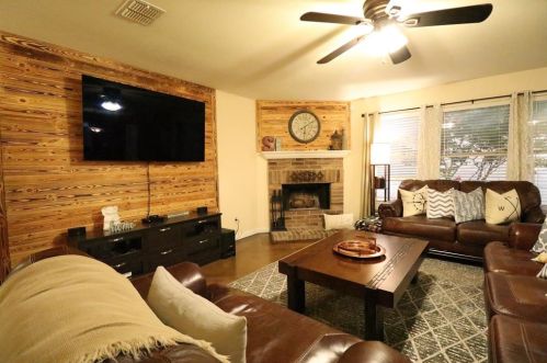 1012 Triple Crown Dr, Fort Worth TX  76179-2324 exterior