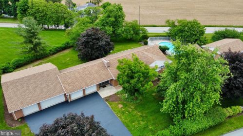 2004 Black Oak Dr, Red Lion, PA 17356-9566