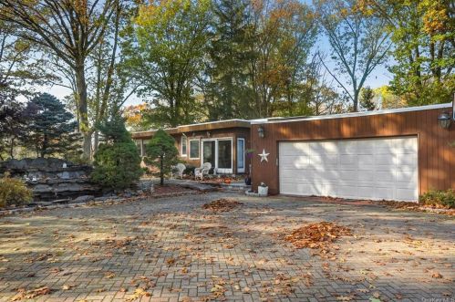 16 Dyckman Dr, Mohegan Lake, NY 10547-1851