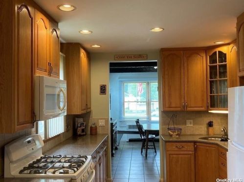 92 Pine St, Islip Manor NY  11751-2227 exterior