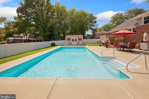 210 Wayne Dr, Riverton NJ  08077-3843 exterior