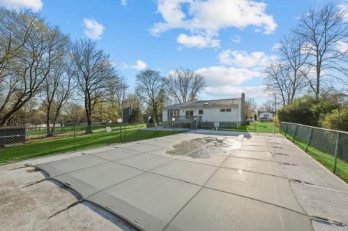 2856 Brookfield Dr, Yorktown Hgts NY  10598-2402 exterior