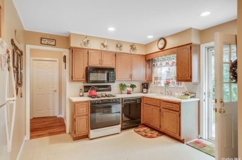 7 Parkview Cir, Bethpage NY  11714-2309 exterior