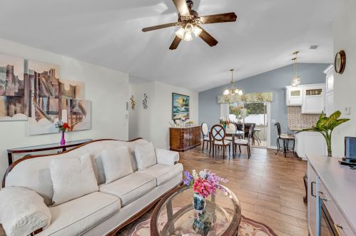 988 Whittier Ter, Fort Pierce, FL 34953-2323