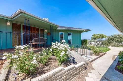1070 Barsby St, Vista, CA 92084-2608