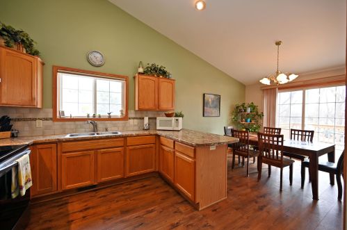 2417 Fox Knoll Dr, Waterford, WI 53185-5053