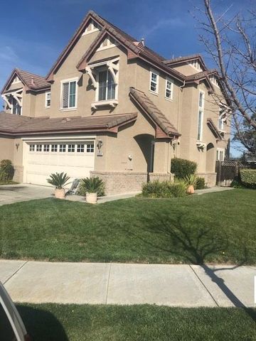 8800 Zinnia St, Gilroy, CA 95020-7560