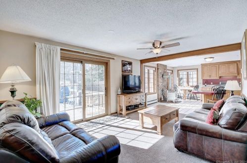 44 Uncas Dr, Amston, CT 06231-1330