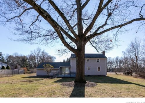 24 Hotchkiss Rd, Farmington CT  06032-2810 exterior