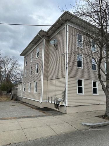 28 Wood St, Warren, RI 02885-2517