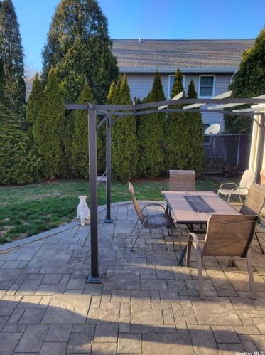 28 Forest Ave, Babylon, NY 11704-5129
