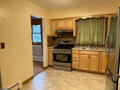 63 2nd Ave, West Paterson, NJ 07424-1537