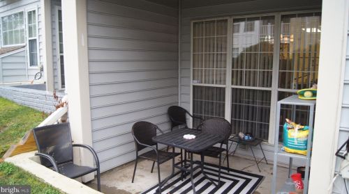 8230 Catbird Cir, Lorton VA  22079-4600 exterior