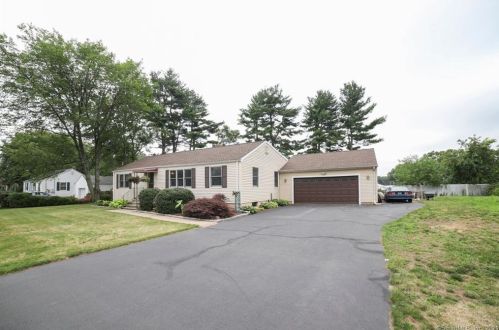 6 Nancy Ln, North Haven, CT 06473-1435