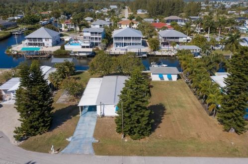 2697 Heron Ct, Saint James City, FL 33956-2169