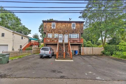 1216 Chopsey Hill Rd, Bridgeport, CT 06606-2421