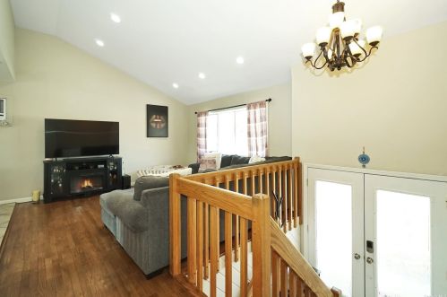 369 Idaho St, North Lindenhurst, NY 11757-5251