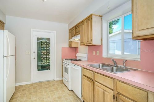 605 Wellington Dr, Deltona, FL 32725-5533