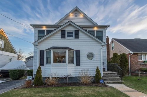 2532 Washington Blvd, North Bellmore NY  11710-2643 exterior