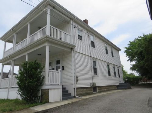 666 Killingly St, Providence, RI 02919-3916