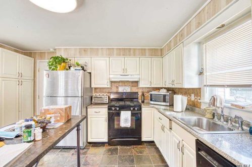 2 Shirley St, Center Moriches, NY 11934-3715
