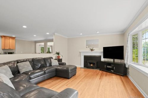 78 Randall Dr, Bridgeport, CT 06611-1968