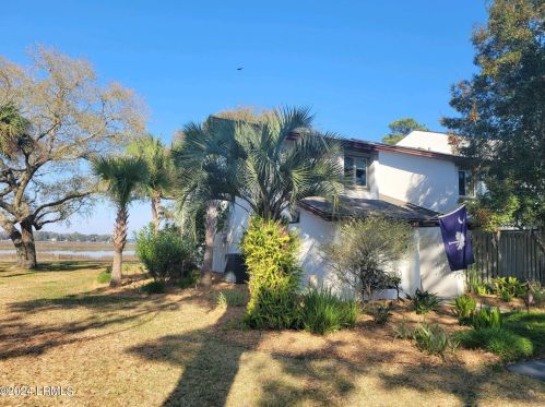 6 Marsh Harbor Dr, Beaufort, SC 29907-1230