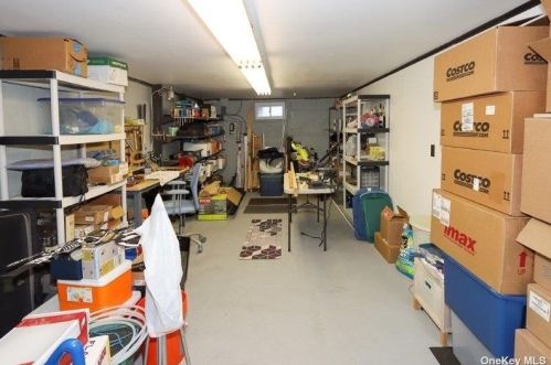 35 Walsh Ln, Westbury NY  11590-1029 exterior