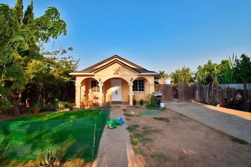 1805 Olympia St, Modesto, CA 95358-5529