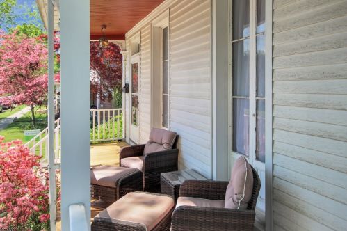 631 Oxford St, Belvidere, NJ 07823-1601