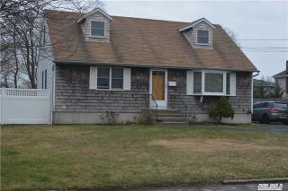16 Chestnut St, Islip Manor, NY 11751-3507
