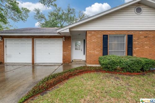 1616 Redwood St, Seguin, TX 78155-5242