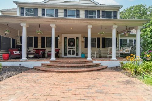 182 Miller Place Rd, Miller Place NY  11764-2804 exterior