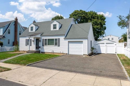 2357 Webster St, North Bellmore, NY 11710-2124
