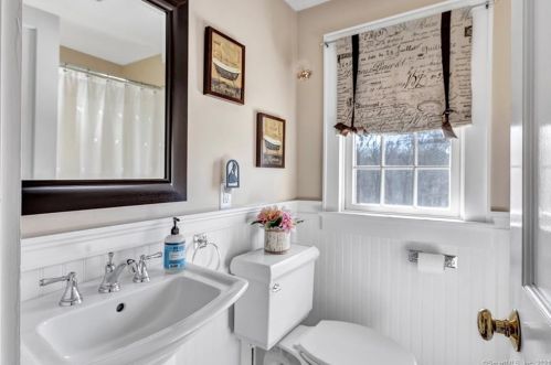 136 Vlg Rd, Huntington CT 06484-1778 exterior