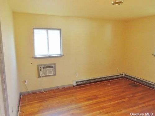 233 Rushmore St, Westbury NY  11590-3822 exterior