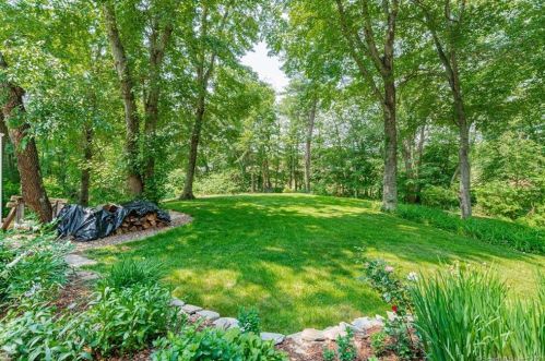 415 Strickland St, Glastonbury, CT 06033-2575