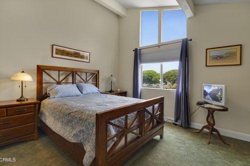 2231 Victoria Ave, Oxnard CA  93035-2930 exterior