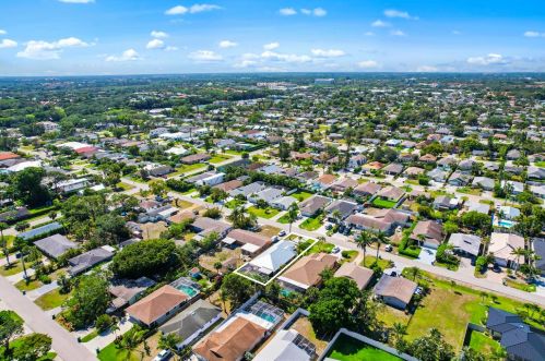 769 101 Ave, Naples FL 34108-3205 exterior