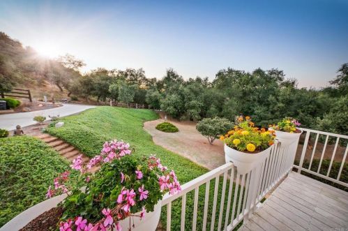 26285 Calle De Encinas, Valley Center CA  92082-7464 exterior