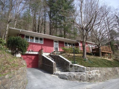23 Rogers St, Havaco, WV 24801-2616
