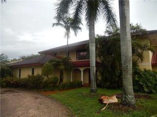 19511 Oakmont Dr, Hialeah, FL 33015-2009