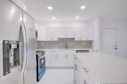 1124 70th Pl, Hialeah FL  33014-5113 exterior