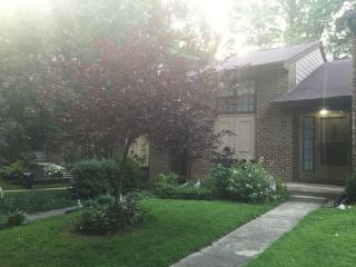 2036 Headlands Cir, Herndon VA  20191-3638 exterior