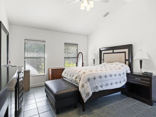 1050 31 Ave, Vero Beach FL 32960-4096 exterior