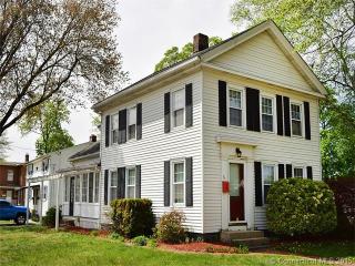 39 Park St, Plainville, CT 06062-2852