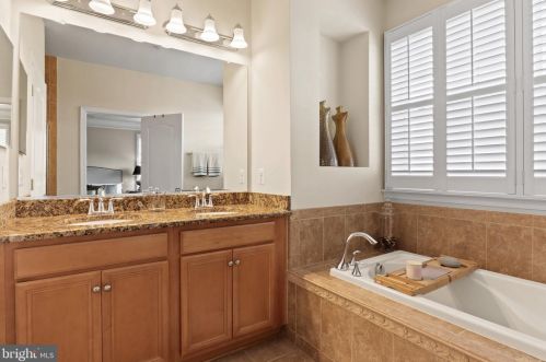 43589 Mcdowell Sq, Leesburg VA  20176-6528 exterior