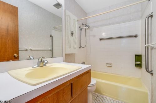 5 Hillside Dr, Clinton NJ 08809-1213 exterior